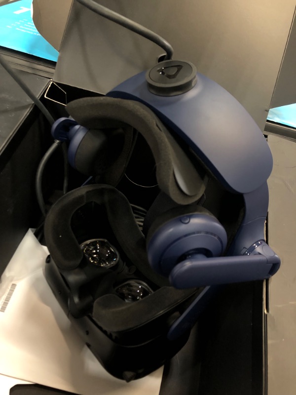 Photo 3 of HTC VIVE Pro 2 Virtual Reality System
