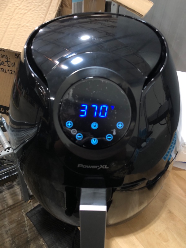 Photo 2 of ***POWERS-ON*** PowerXL Air Fryer 7 QT Maxx Classic , Extra Hot Air Fry, Cook, Crisp, Broil, Roast, Bake, High Gloss Finish, Black (7 Quart)