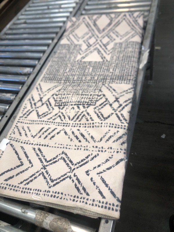 Photo 1 of 5' x 8' Rug