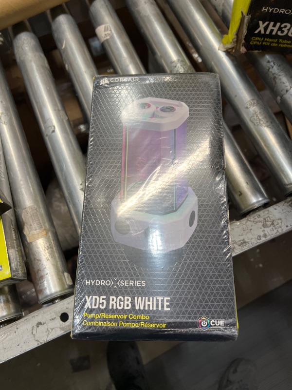 Photo 2 of CORSAIR Hydro X Series XD5 RGB Pump/Reservoir Combo - D5 PWM Pump - 330ml Reservoir - Ten Individually Addressable RGB LEDs - Temperature Sensor - White 330ml Reservoir White