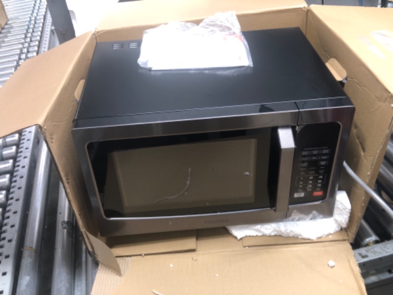 Photo 2 of **item not functional, for parts only**
TOSHIBA EM131A5C-BS Countertop Microwave Ovens 1.2 Cu Ft, 12.4" 