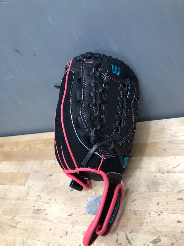 Photo 2 of **NOTES** WILSON 2022 Flash Fastpitch Softball Glove Series
