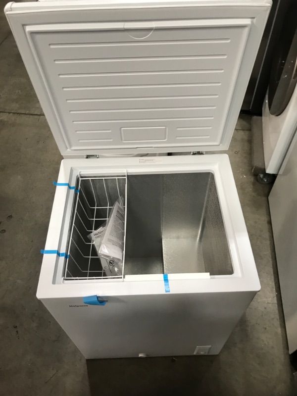 Photo 2 of Hotpoint 4.9-cu ft Manual Defrost Chest Freezer (White)
