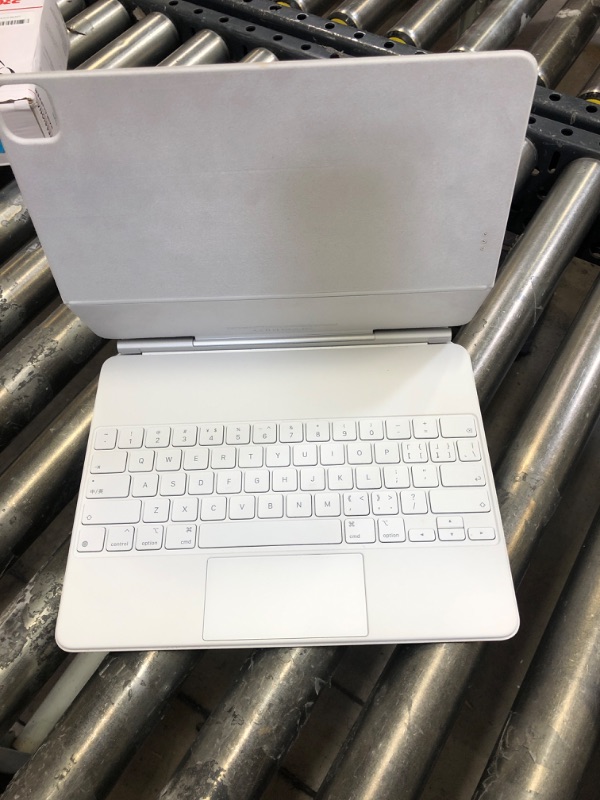 Photo 2 of Apple Magic Keyboard: iPad Keyboard and case for iPad Pro 12.9?inch 