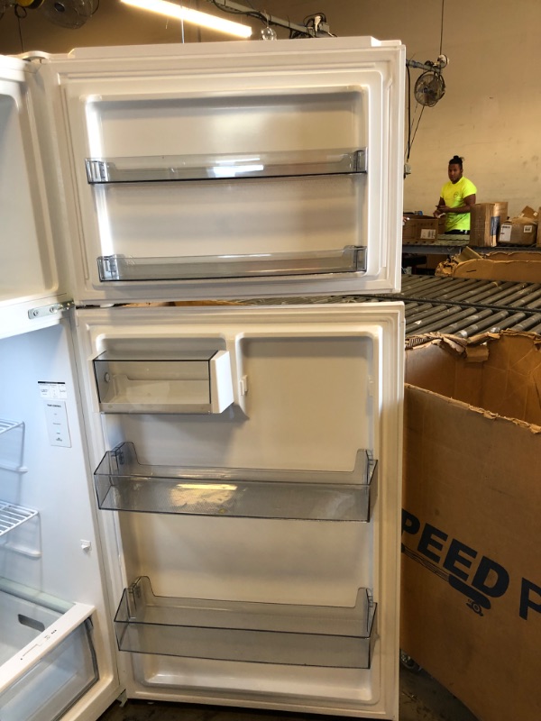 Photo 10 of Hisense 18-cu ft Top-Freezer Refrigerator (White)
