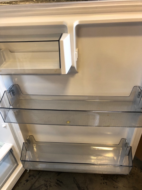 Photo 12 of Hisense 18-cu ft Top-Freezer Refrigerator (White)