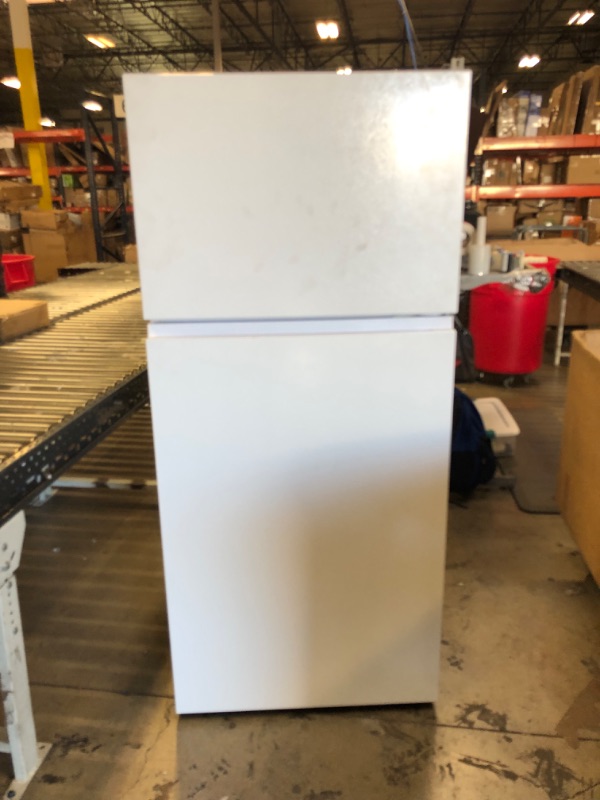 Photo 2 of Hisense 18-cu ft Top-Freezer Refrigerator (White)