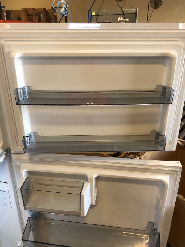 Photo 11 of Hisense 18-cu ft Top-Freezer Refrigerator (White)