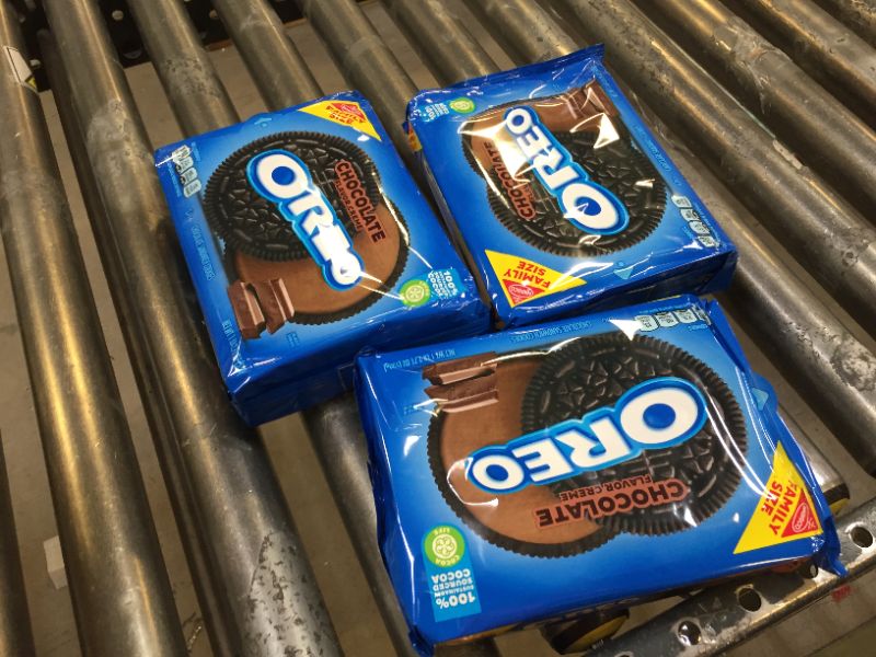 Photo 2 of 3 pack OREO Chocolate Creme Chocolate Sandwich Cookies, Family Size, 18.71 oz
best by 09/22/2023