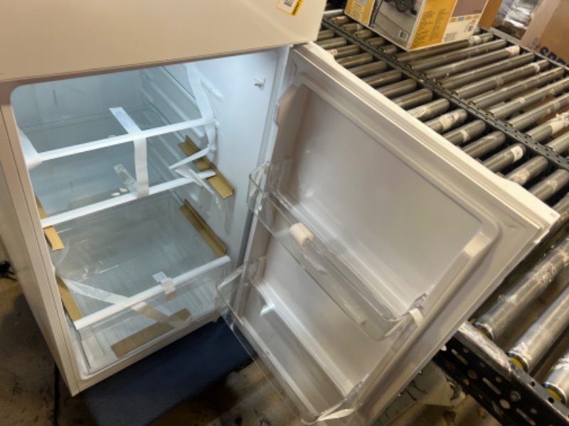 Photo 3 of 10.1 cu. ft. Top Freezer Refrigerator in White - Vissani
- minor dents 