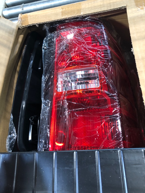 Photo 3 of PIT66 Tail Lights Assembly Rear Lights Compatible With 2014-2019 Chevy Silverado/2015-2019 GMC Sierra Tail Lights Taillights With Wiring Harness 14-19/15-19 Red lens Chevy Silverado/GMC Sierra