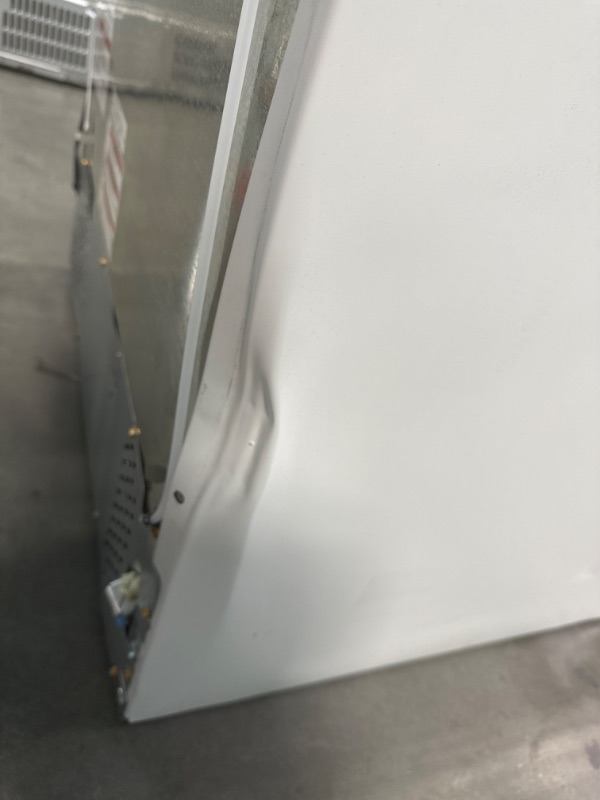 Photo 11 of Whirlpool 20.5-cu ft Top-Freezer Refrigerator (White)