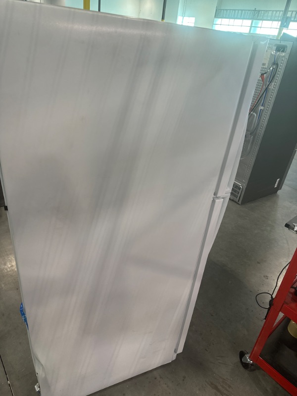 Photo 8 of Whirlpool 20.5-cu ft Top-Freezer Refrigerator (White)