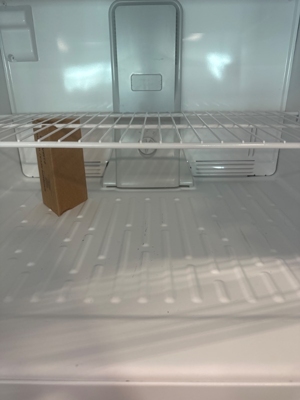 Photo 5 of Whirlpool 20.5-cu ft Top-Freezer Refrigerator (White)