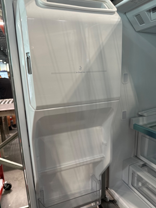 Photo 4 of Whirlpool 26.8-cu ft French Door Refrigerator with Dual Ice Maker (Fingerprint Resistant Stainless Steel) ENERGY STAR
