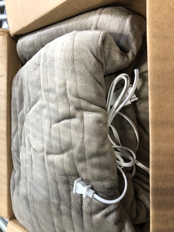 Photo 5 of Bearhug Electric Blanket King Size 100" x 90", Dual Controller Heated Blanket, Velvet & Sherpa, 10-Heat Levels & 1-12H Auto Off, 5 Year Warranty, Over-Heat Protect, ETL, Machine Washable***APPEARS NEW-MISSING ONE HEATING CONTROL**
