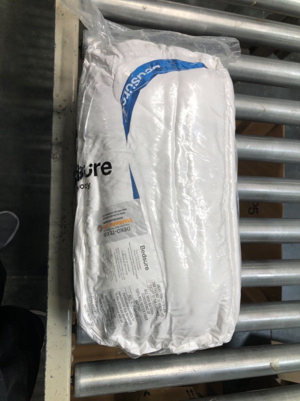 Photo 2 of Bedsure Queen Comforter Duvet Insert - Quilted White Comforters Queen size, All

*factory sealed. vacuum sealed. unable to measure