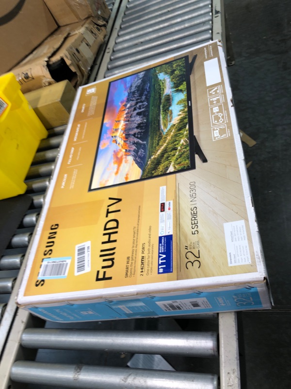 Photo 2 of SAMSUNG 32-inch Class LED Smart FHD TV 1080P (UN32N5300AFXZA, 2018 Model)