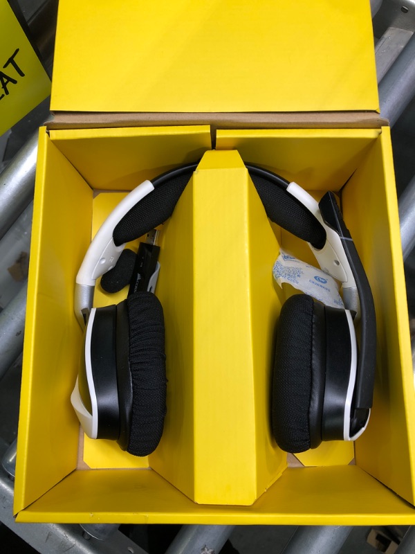 Photo 2 of Corsair VOID RGB ELITE Wireless Gaming Headset - 7.1 Surround Sound - Discord Certified - iCUE Compatible - PC, Mac, PS5, PS4 - White VOID RGB ELITE WIRELESS White