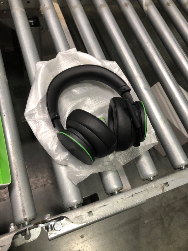 Photo 3 of Xbox Wireless Headset – Xbox Series X|S, Xbox One, and Windows 10 Devices