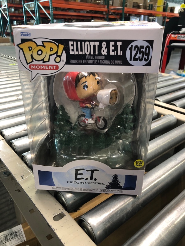 Photo 2 of Funko Pop! Moment: E.T. The Extra-Terrestrial - Elliot and E.T. Flying (Glow in The Dark), Multicolor, 50769