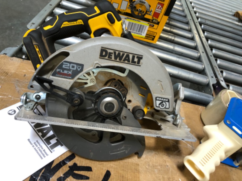 Photo 4 of DEWALT FLEXVOLT ADVANTAGE 20V MAX* Circular Saw, 7-1/4-Inch, Cordless, Tool Only (DCS573B)