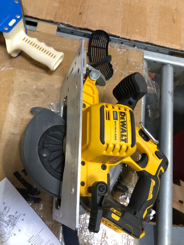 Photo 5 of DEWALT FLEXVOLT ADVANTAGE 20V MAX* Circular Saw, 7-1/4-Inch, Cordless, Tool Only (DCS573B)