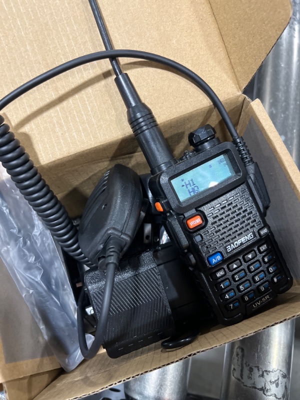 Photo 3 of BAOFENG UV-5RE Dual Band Amateur Handheld Two Way Radio UHF/VHF 136-174/400-480Mhz 128 Channels Upgrade Enhanced Version FM Ham walkie talkie Transceiver with Earpiece
