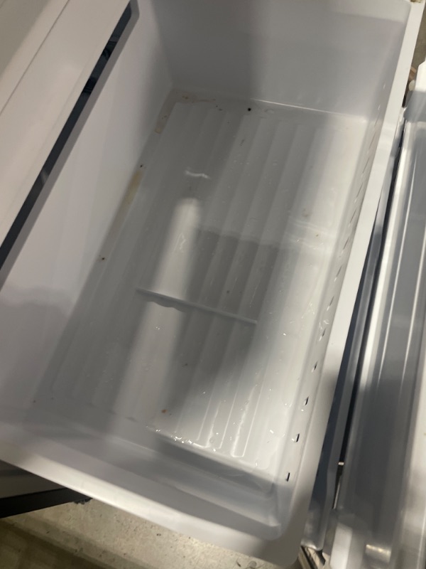 Photo 7 of Hisense 17.2-cu ft Counter-depth Bottom-Freezer Refrigerator (Black Metallic Steel) ENERGY STAR
