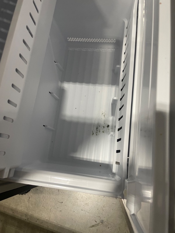 Photo 10 of Hisense 17.2-cu ft Counter-depth Bottom-Freezer Refrigerator (Black Metallic Steel) ENERGY STAR
