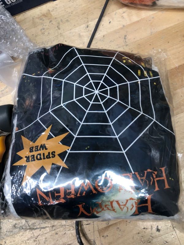 Photo 2 of JInSEY Giant Spider + Spider Web Decoration,Halloween Decoration 59" Giant Spider,with 141" Spider Web for Outdoor Spider Webs Halloween Decoration,Halloween Costumes Party Suppliers Black