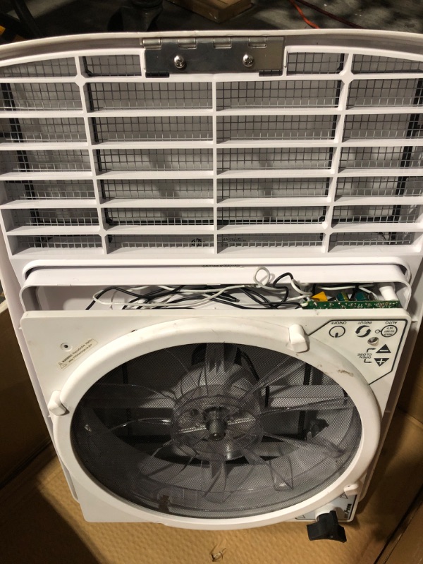 Photo 5 of * sold for parts/repair * 
MAXXAIR 0007000K MaxxFan Deluxe Fan with Remote and White Lid