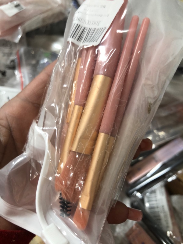 Photo 1 of 2  8 pcs brush set