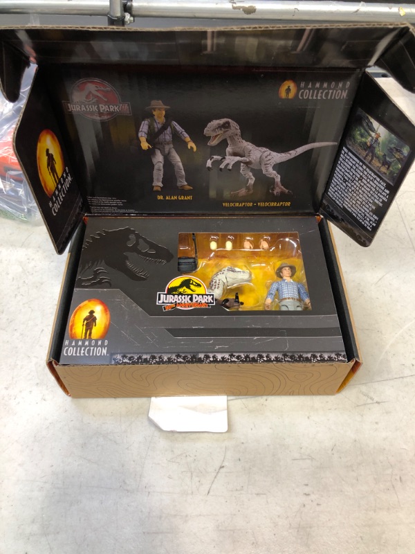 Photo 2 of Jurassic World Jurassic Park Iii Hammond Collection Dr. Alan Grant & Velociraptor Pack, Raptor Egg Accessories [Amazon Exclusive]