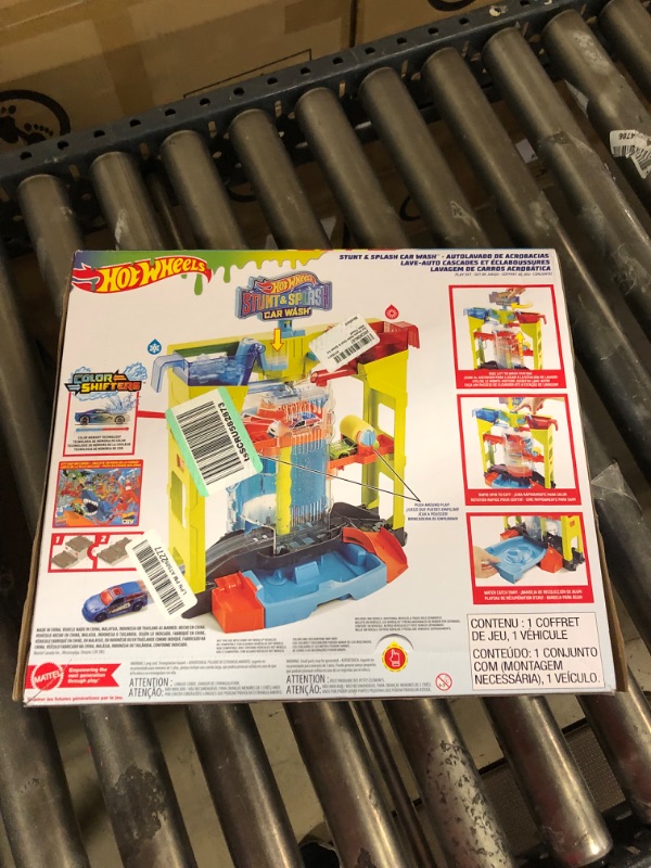 Photo 3 of Hot Wheels Mattel Stunt & Splash Car Wash Playset