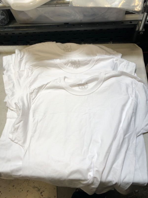 Photo 2 of Fruit of Loom t shirt size medium ( 3 pack ) 