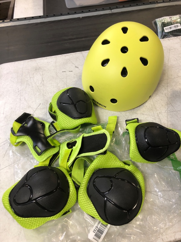 Photo 2 of KIDS HELMET AND KNEE/ELBOW PADS MEDIUM