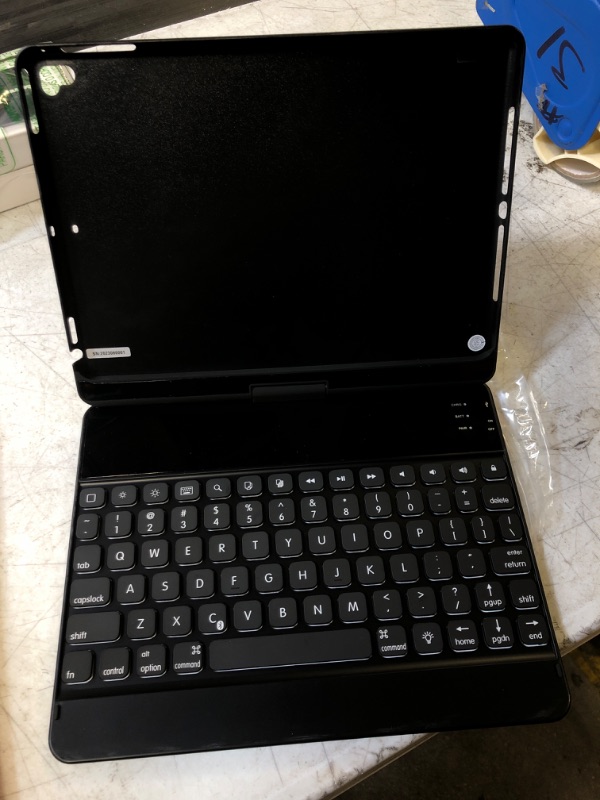 Photo 1 of IPAD PRO 11 WIRELESS KEYBOARD CASE 
MISSING USB