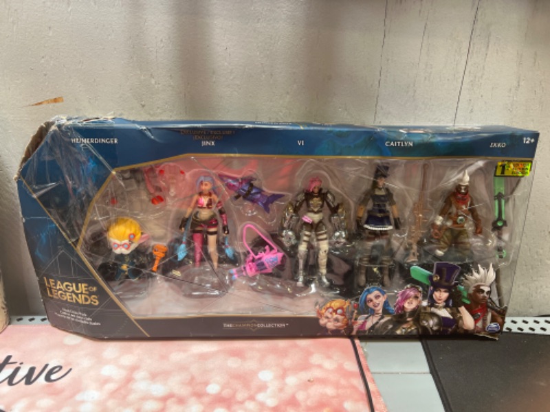 Photo 2 of Dual Cities Pack w/ Exclusive Jinx, Heimerdinger, Vi, Caitlyn, Ekko, 4-Inch Figures, Ages 12 and Up