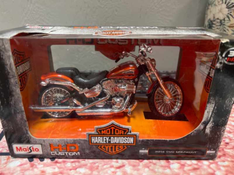 Photo 2 of 2014 Harley Davidson CVO Breakout Motorcycle Model 1/12 by Maisto 32327