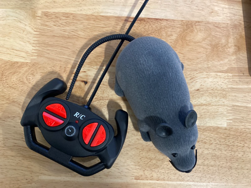 Photo 2 of Giveme5 Remote Control Fake Rat Realistic Mouse Cat Toy Mice RC Toy Cat Mice Animal Interactive Toy Figures Cat Running Wheel Wireless Chasing Prank Joke Scary Trick Rats for Cat Funny Toy (Gray)