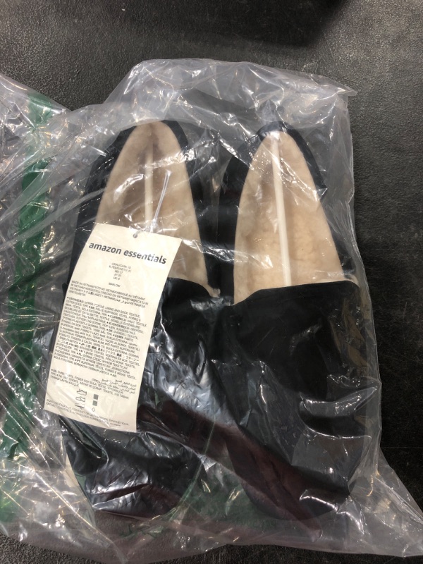 Photo 1 of Amazon Essential Shoes Size 9 ?

