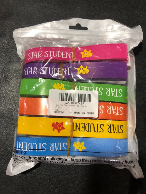 Photo 2 of 600 Pcs Paper Star Student Wristbands Bracelets Star Prize Encourage Wristbands Motivational Bracelets Inspirational Classroom Teacher Supplies Recognition Award in School Education Awards for Kids