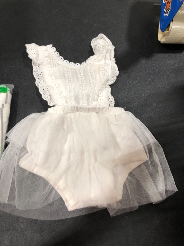 Photo 1 of BABY OUTFIT WHITE SIZE UNKNOWN 