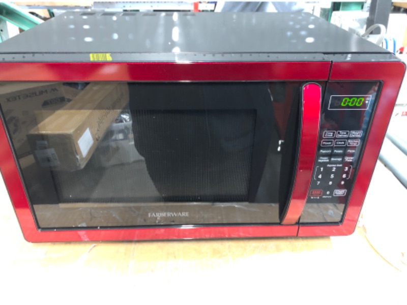 Photo 2 of (Minor Damage) Farberware Classic FMO11AHTBKN 1.1 Cu. Ft. 1000-Watt Microwave Oven with LED Lighting, Metallic Red