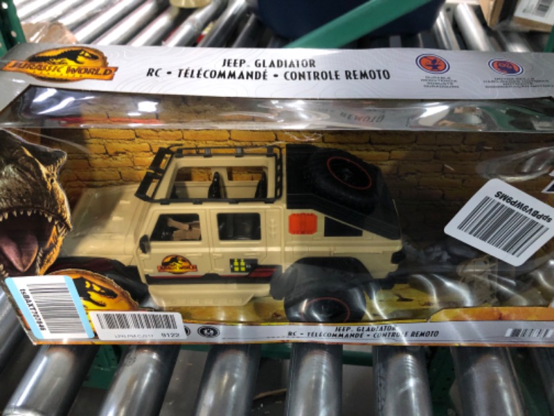 Photo 3 of **NON REFUNDABLE NO RETURNS SOLD AS IS**
**PARTS ONLY**Matchbox Jurassic World Dominion Jeep Gladiator RC Vehicle with 6-inch Dracorex Dinosaur Figure, Remote-Control Car with Removable Auto-Capture Claw