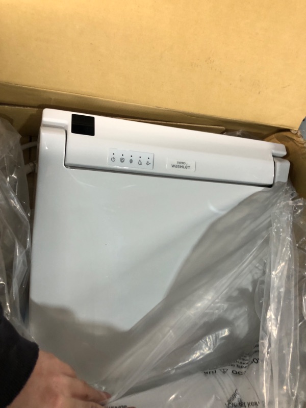 Photo 3 of **USED** TOTO SW3084#01 WASHLET C5 Electronic Bidet Toilet Seat with PREMIST and EWATER+ Wand Cleaning, Elongated, Cotton White C5 Elongated Cotton White Toilet Seat