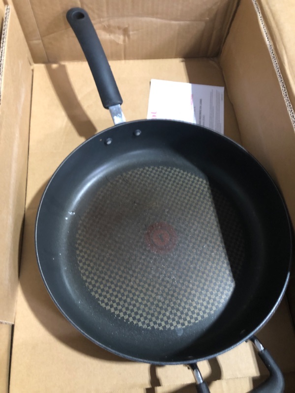 Photo 5 of * see images for damage *
T-fal C51782 ProGrade Titanium Nonstick Thermo-Spot Dishwasher Safe PFOA Free with Induction Base Saute Pan Jumbo Cooker 