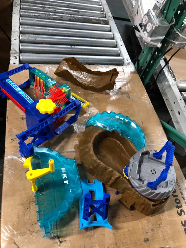 Photo 1 of *SEE NOTES* Monster Jam, Megalodon Monster Wash, Includes Color-Changing Megalodon Monster Truck, Interactive Water Play Kids Toys for Aged 3 and Up