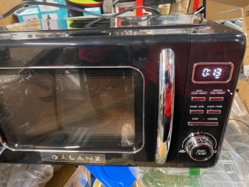 Photo 4 of 0.9 cu. ft. 900-Watt Retro Countertop Microwave in Black